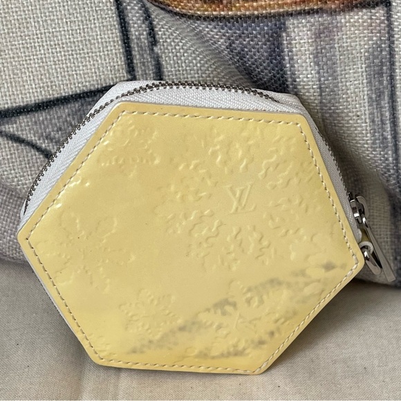 LOUIS VUITTON ⭐️VERNIS PORT MONNAIE FLOCON MM PERLE W/UNBRANDED WRISTLET CHAIN⭐️ - Picture 4 of 17